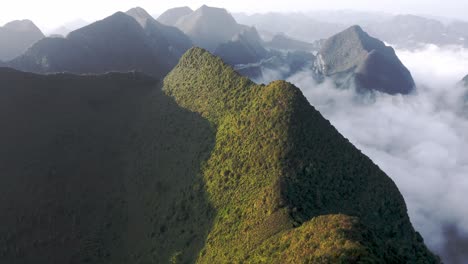 Hermoso-Paisaje-Montañoso-Kárstico-Del-Valle-De-Getu-En-China,-Vista-Aérea-Nublada