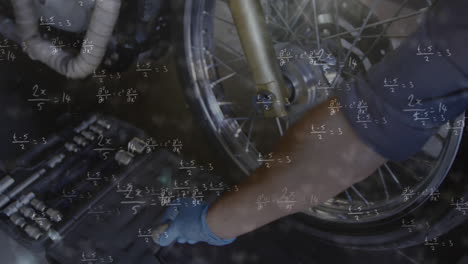 animación de ecuaciones matemáticas con un hombre reparando la rueda de su motocicleta