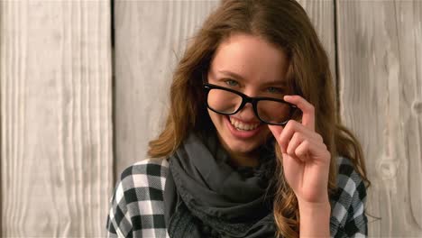 una chica bonita sonriendo a la cámara