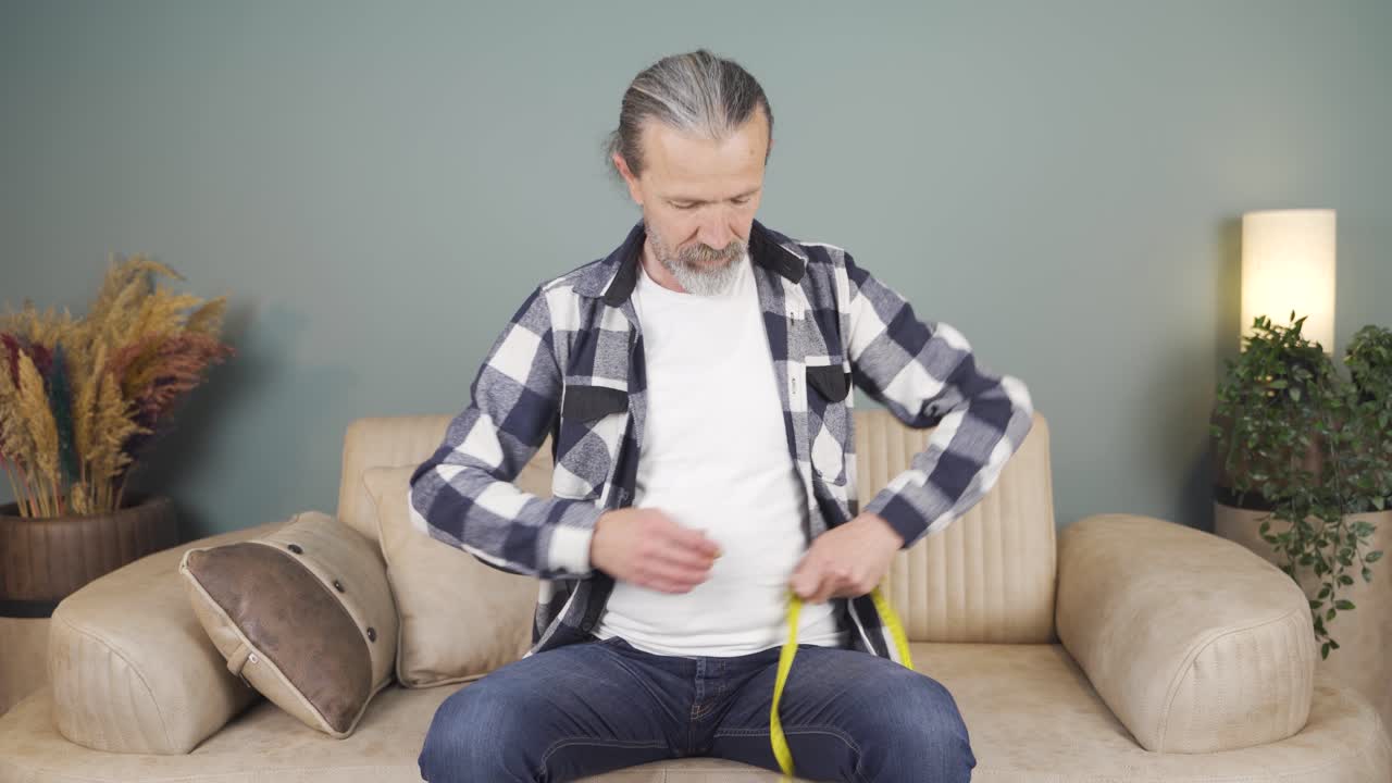 el hombre que está insatisfecho con su peso.