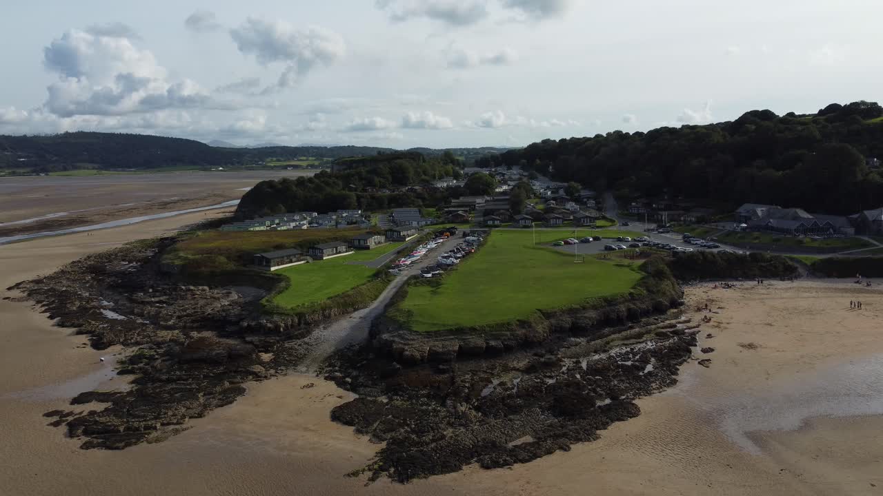 vista aérea que se eleva sobre el puerto rojo de la bahía de la taberna costera en la isla de anglesey, en el norte de gales