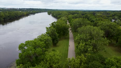 imágenes aéreas de drones en el parque riverside.