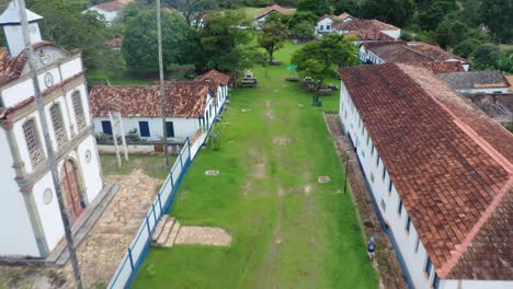 Fila-De-Un-Edificio-Antiguo-Con-Un-Jardín-En-El-Medio