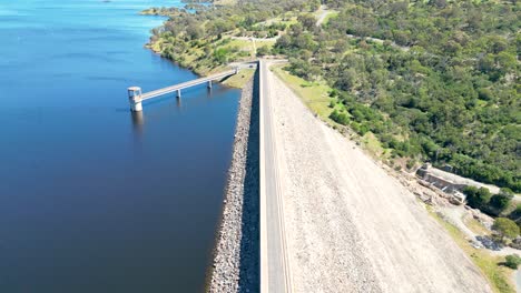 Drone-footage-heading-along-the-wall-at-Googong-Dam-near-Queanbeyan-in-New-South-Wales,-Australia