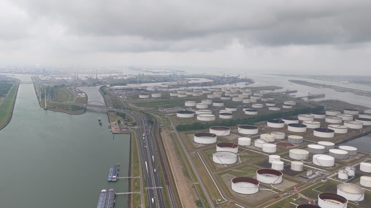 Vista aerea del complesso petrolchimico e dell'area di stoccaggio di Rotterdam Europoort, Paesi Bassi