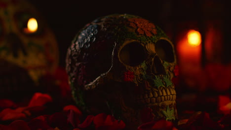 naturaleza muerta de cráneo decorado rodeado de velas y pétalos de flores celebrando la fiesta mexicana de dia de muertos o día de los muertos 1