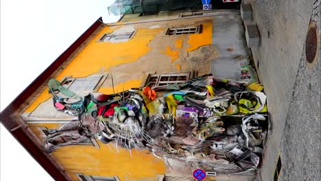 o arte callejero de coelho hecho con materiales reciclados en oporto, portugal
