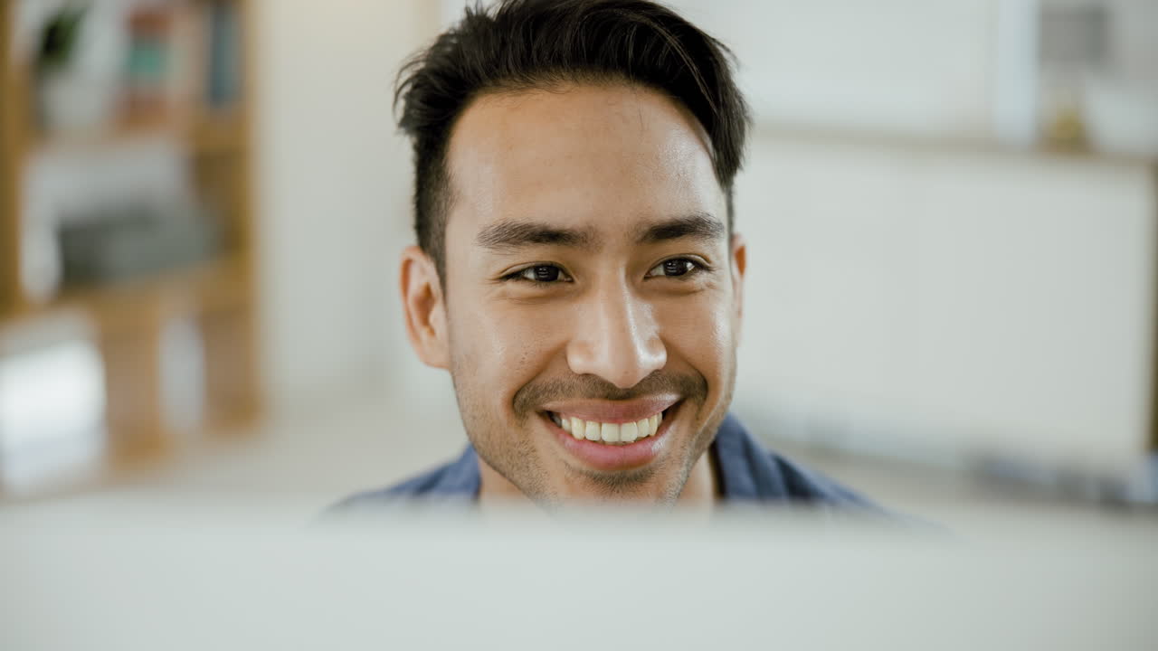 컴퓨터에서 작업하는 남자