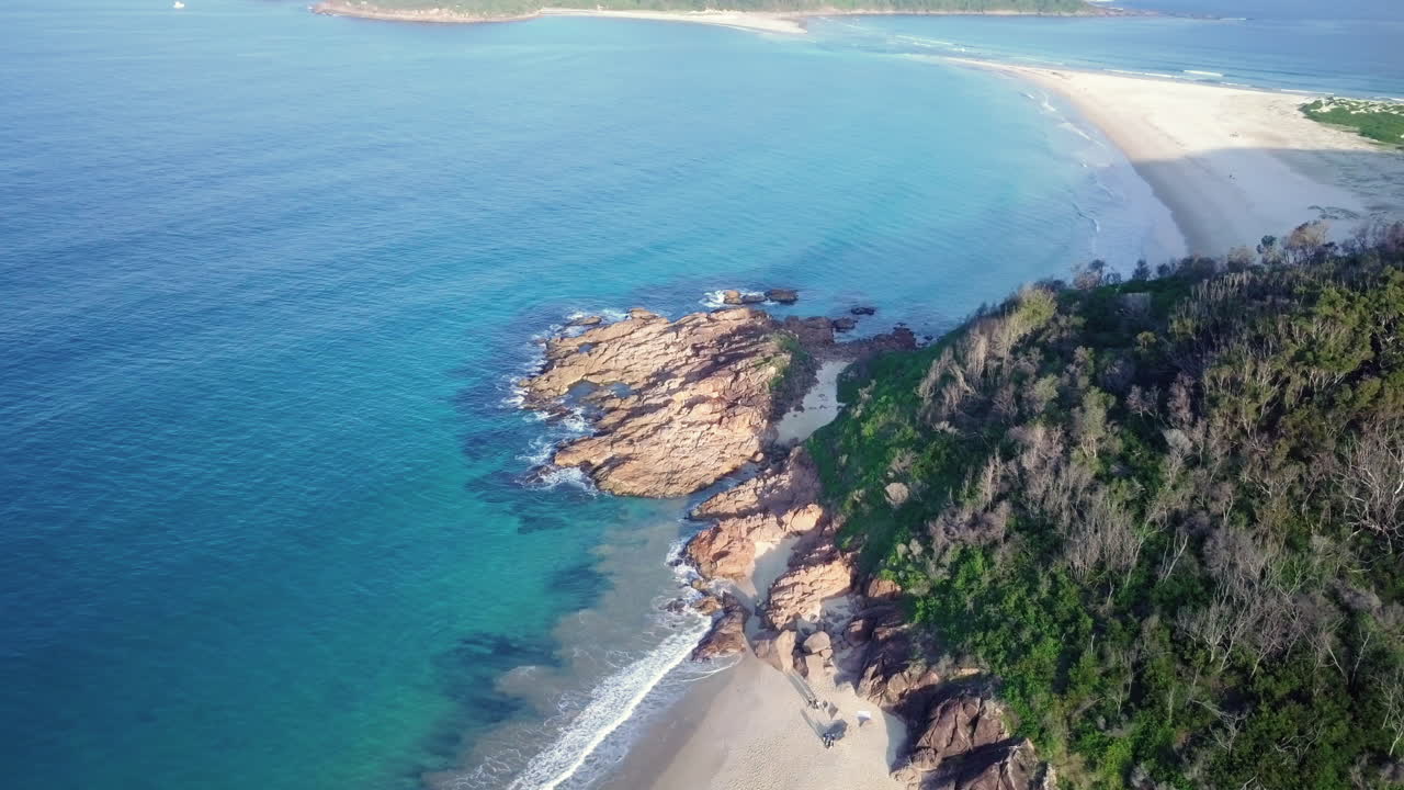 Luce perfetta che illumina la costa rocciosa di Shoal Bay in Australia, vista aerea