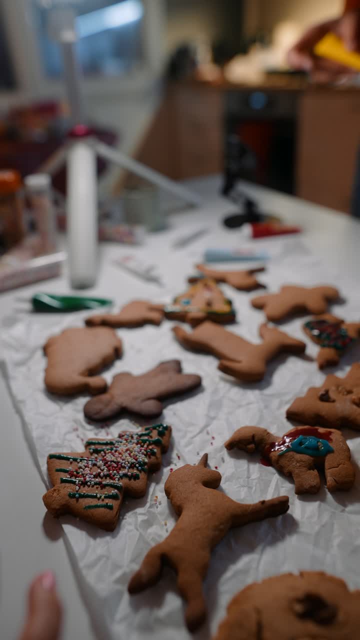 Decorating Gingerbread Cookies for Christmas