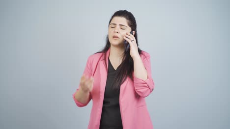 una mujer de negocios enojada en el teléfono.
