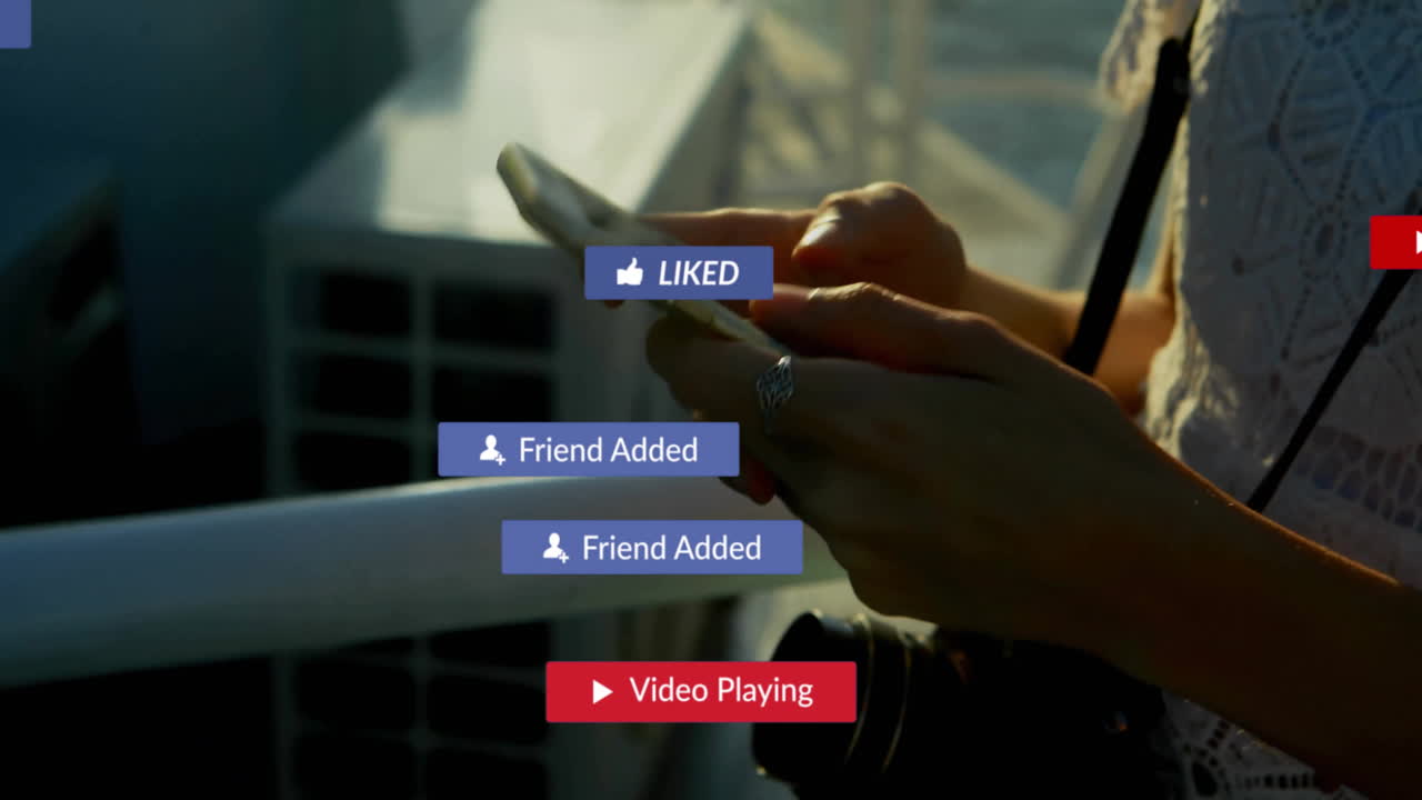 persona que sostiene un teléfono inteligente, persona que recibe notificaciones de las redes sociales animación al aire libre