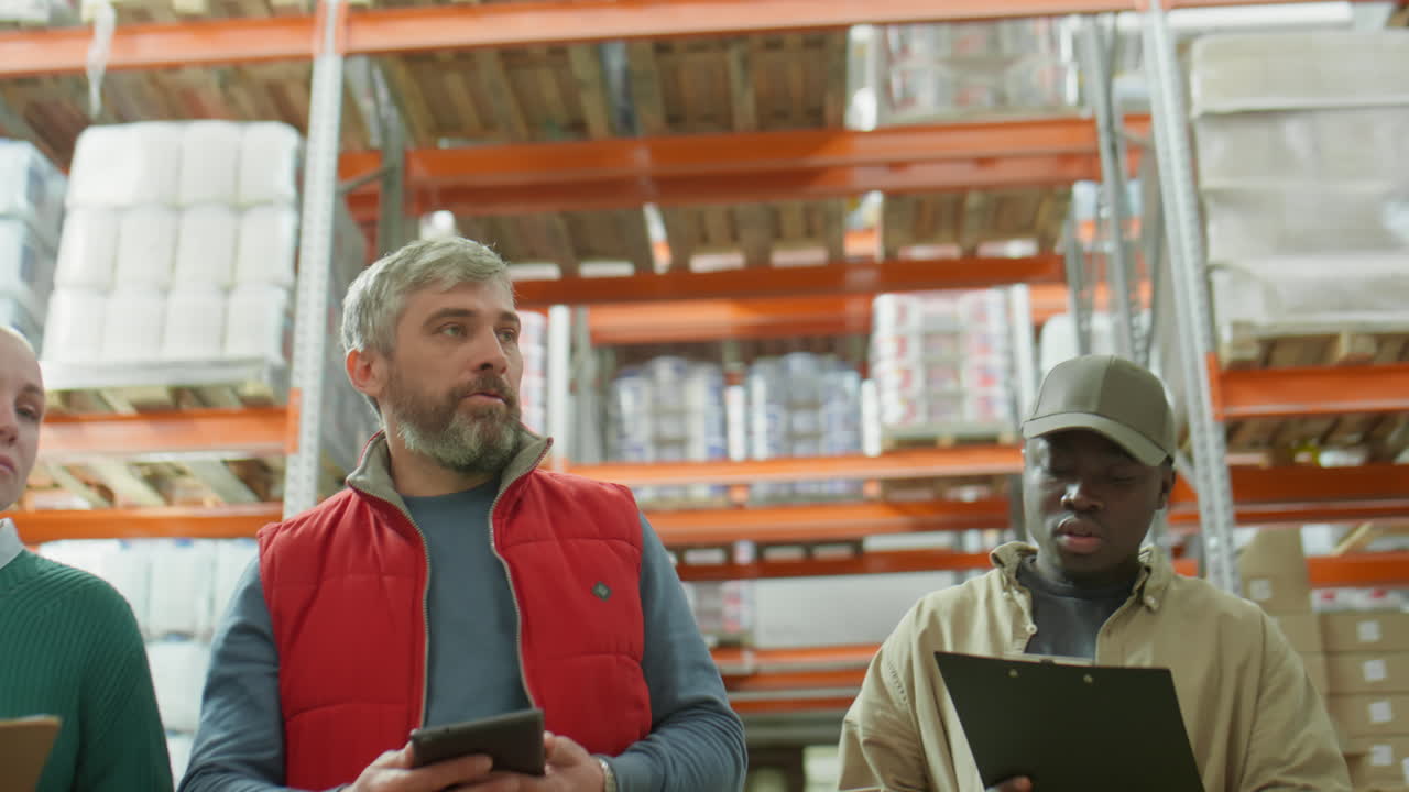 equipo de almacén discutiendo el inventario