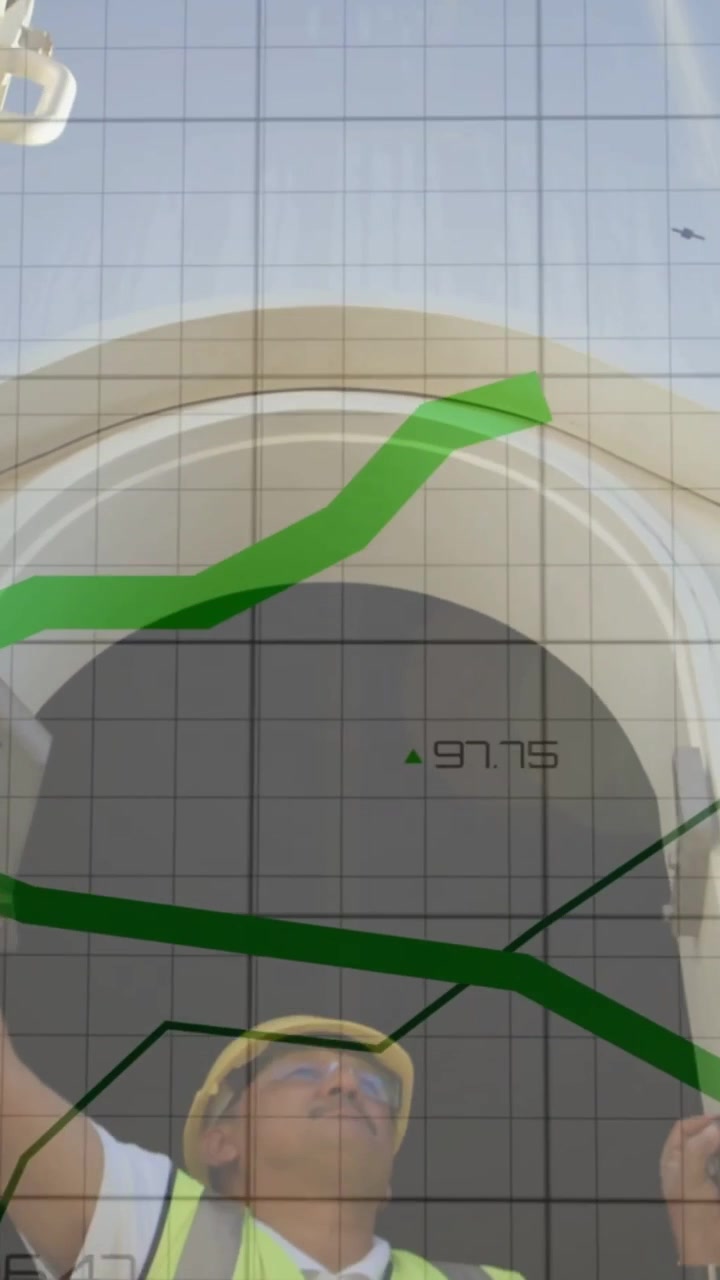 Vídeo vertical: Câmera fazendo um movimento panorâmico para baixo após atualização de telemetria, mostrando a escotilha da turbina e um técnico inspecionando.