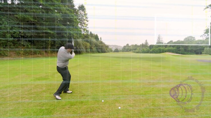 Golfista che si prepara a colpire la palla, esegue lo swing e sposta le palline, con pannelli HUD e bersagli che tracciano l'allenamento di golf.