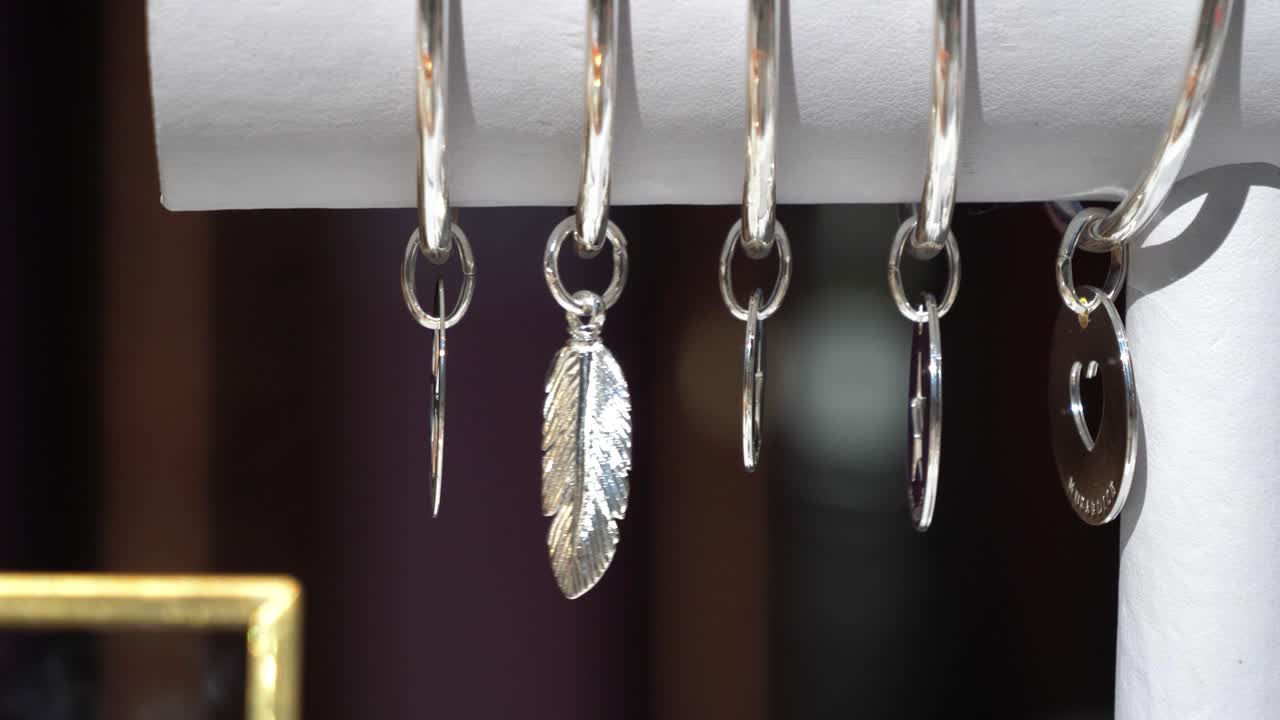 장인 은 보석 컬렉션 클로즈업