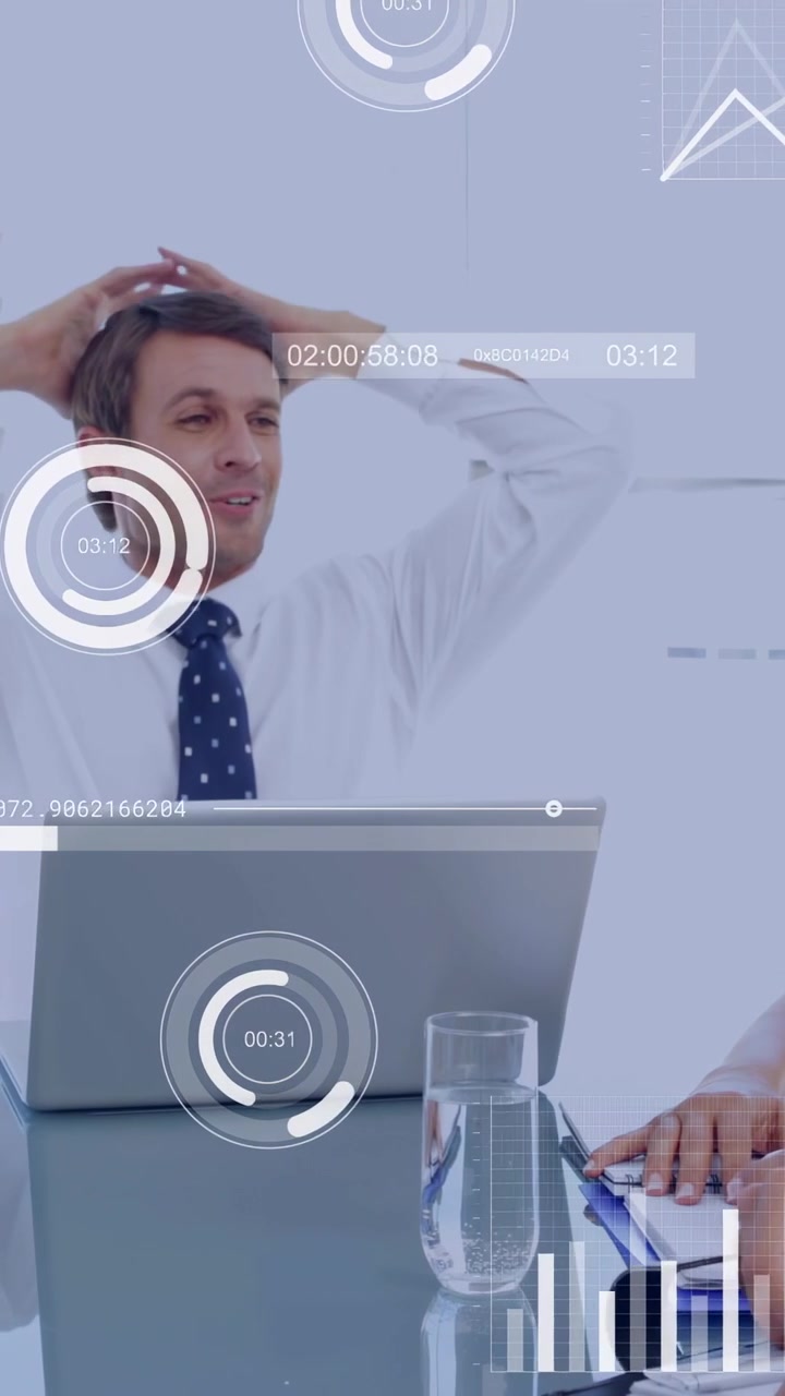 Video verticale: Uomo che parla in una riunione d'ufficio, facendo apparire grafici e barre di dati, poi rilassandosi.