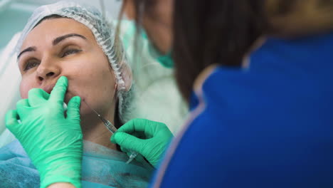 cliente en el procedimiento de inyección de relleno facial antienvejecimiento