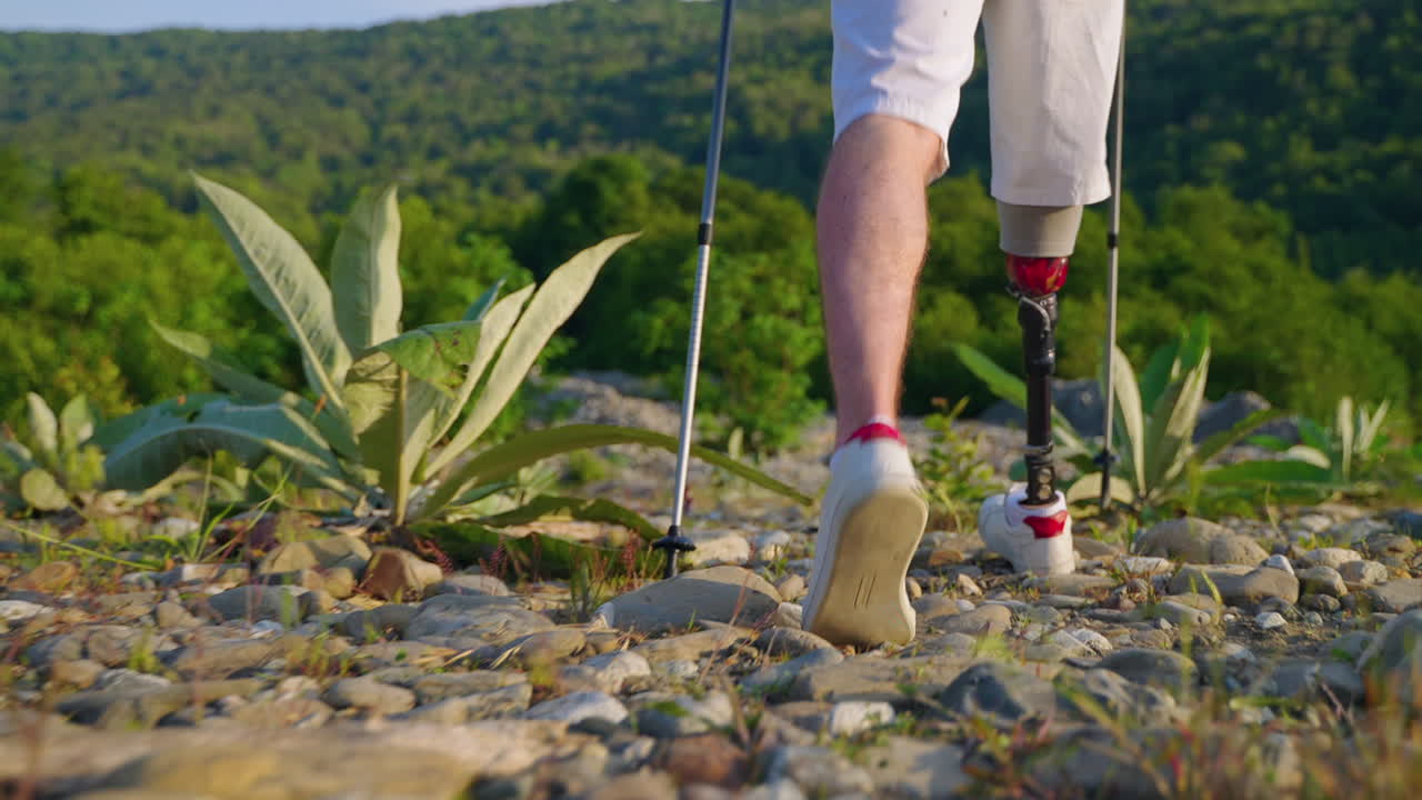 persona con una pierna protésica caminando en la naturaleza