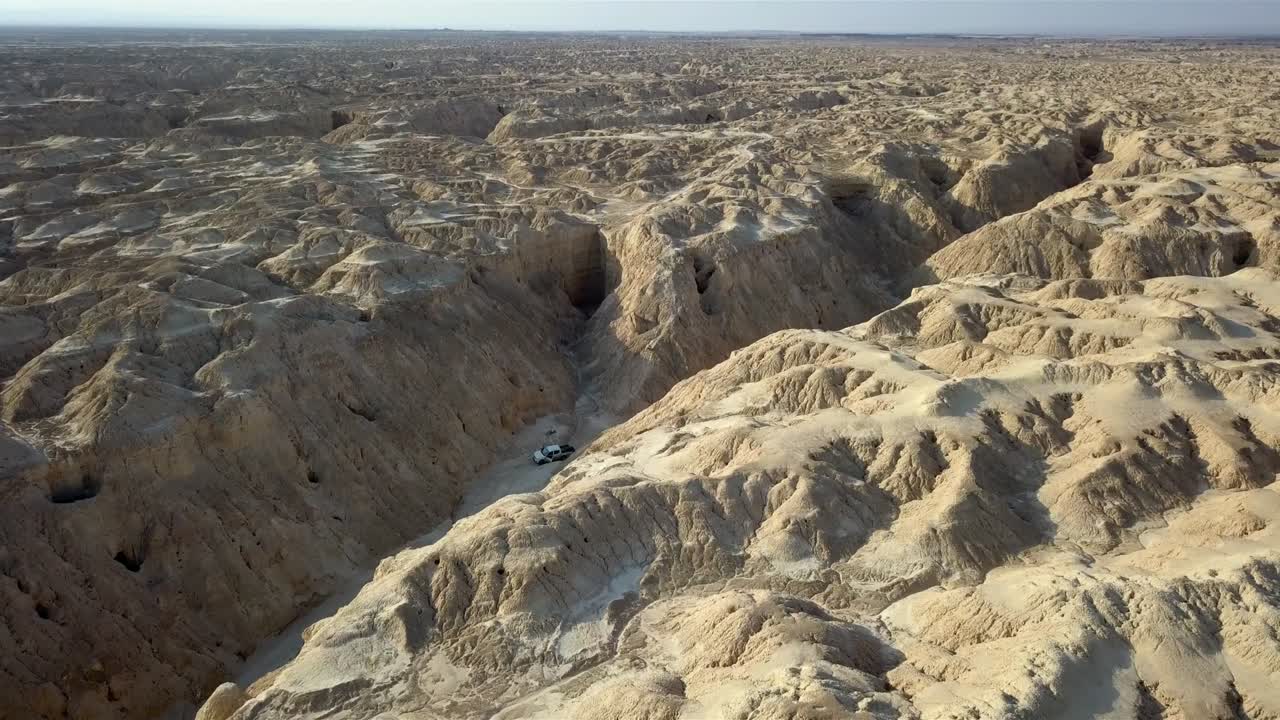 부드러운 퇴적암이 있는 큰 와디, 아라바 사막의 공중 풍경