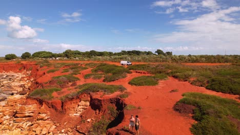 Video-De-Un-Dron-4k-Volando-Para-Revelar-A-Una-Pareja-Parada-En-El-Borde-De-Un-Acantilado-Mirando-Las-Hermosas-Vistas-Del-Océano-En-Gantheaume-Point-En-Broome,-Australia-Occidental