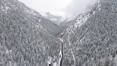 Luftbild-über-Den-Schneebedeckten-American-Fork-Canyon-Und-Den-Fluss-In-Der-Wasatch-Range-Von-Utah