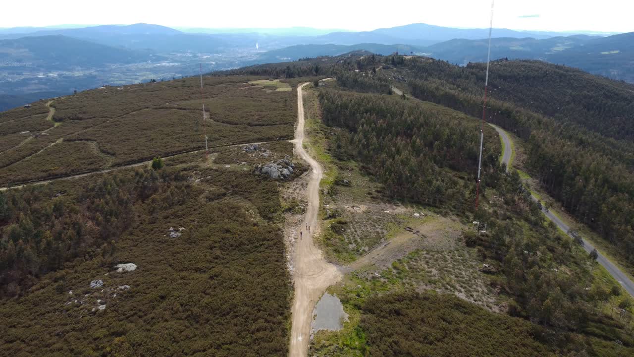 senderismo en colinas bajas
