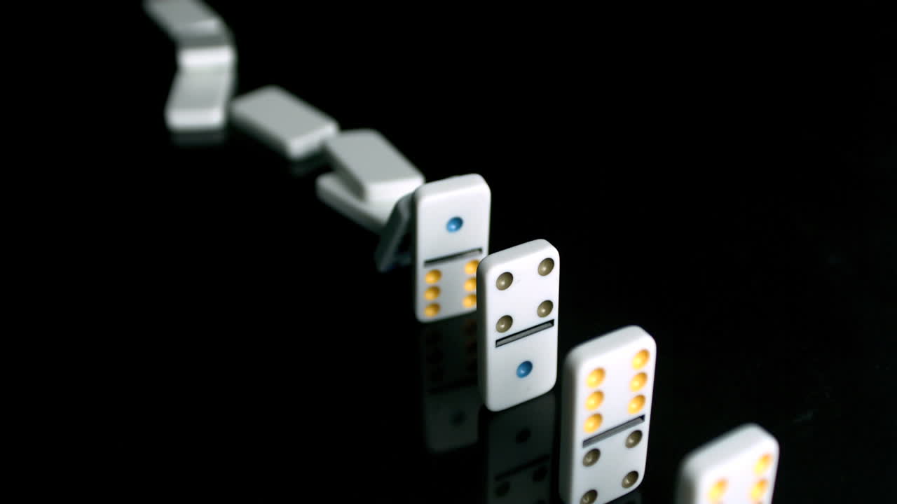 Domino vælter på jorden i slowmotion