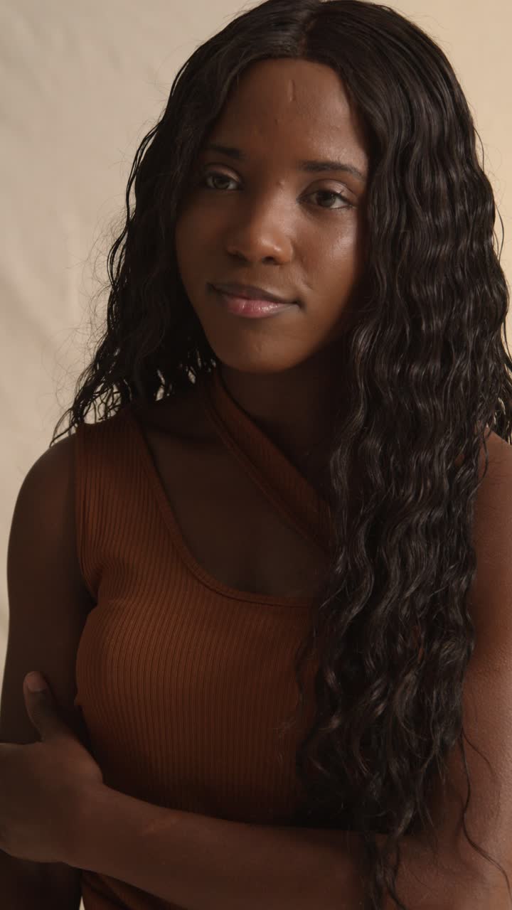 fotografía de estudio de una mujer joven que siente la suavidad de la piel después de usar un producto de belleza 1