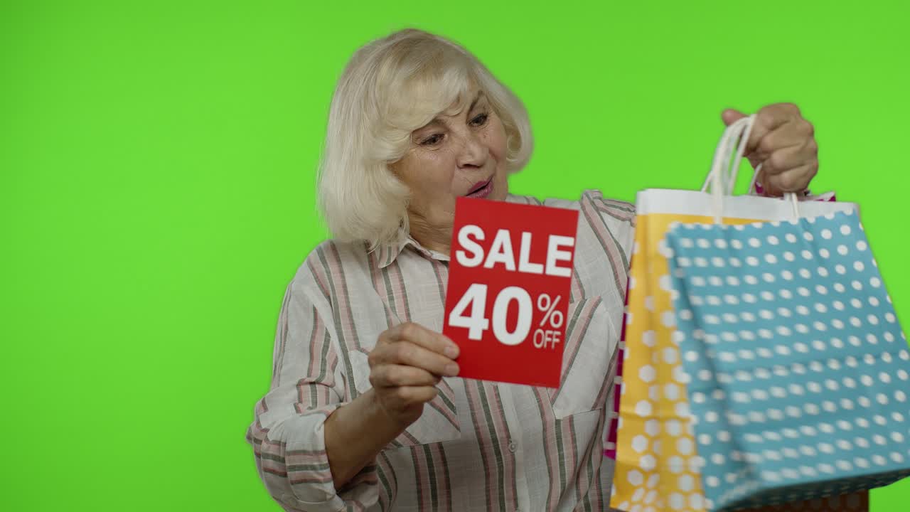쇼핑 가방을 가진 쾌활한 할머니는 40% 할인 된 배너 텍스트 광고를 보여줍니다.