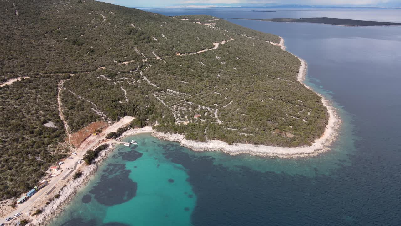 uvala mrtvaska의 해안선, 맑은 아드리아 해 및 울창한 숲