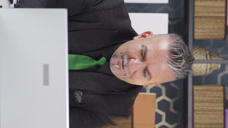 video vertical de un hombre de negocios deprimido, infeliz y triste.