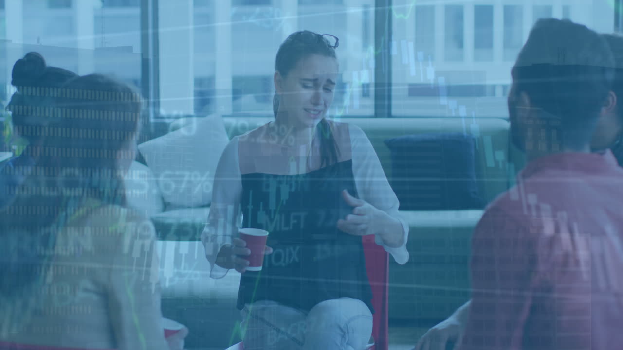 사무실에서 함께 토론하는 다양한 동료들에 대한 금융 데이터 처리의 애니메이션