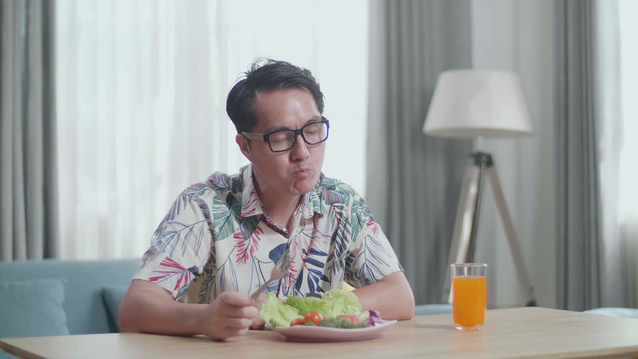 샐러드를 먹는 남자