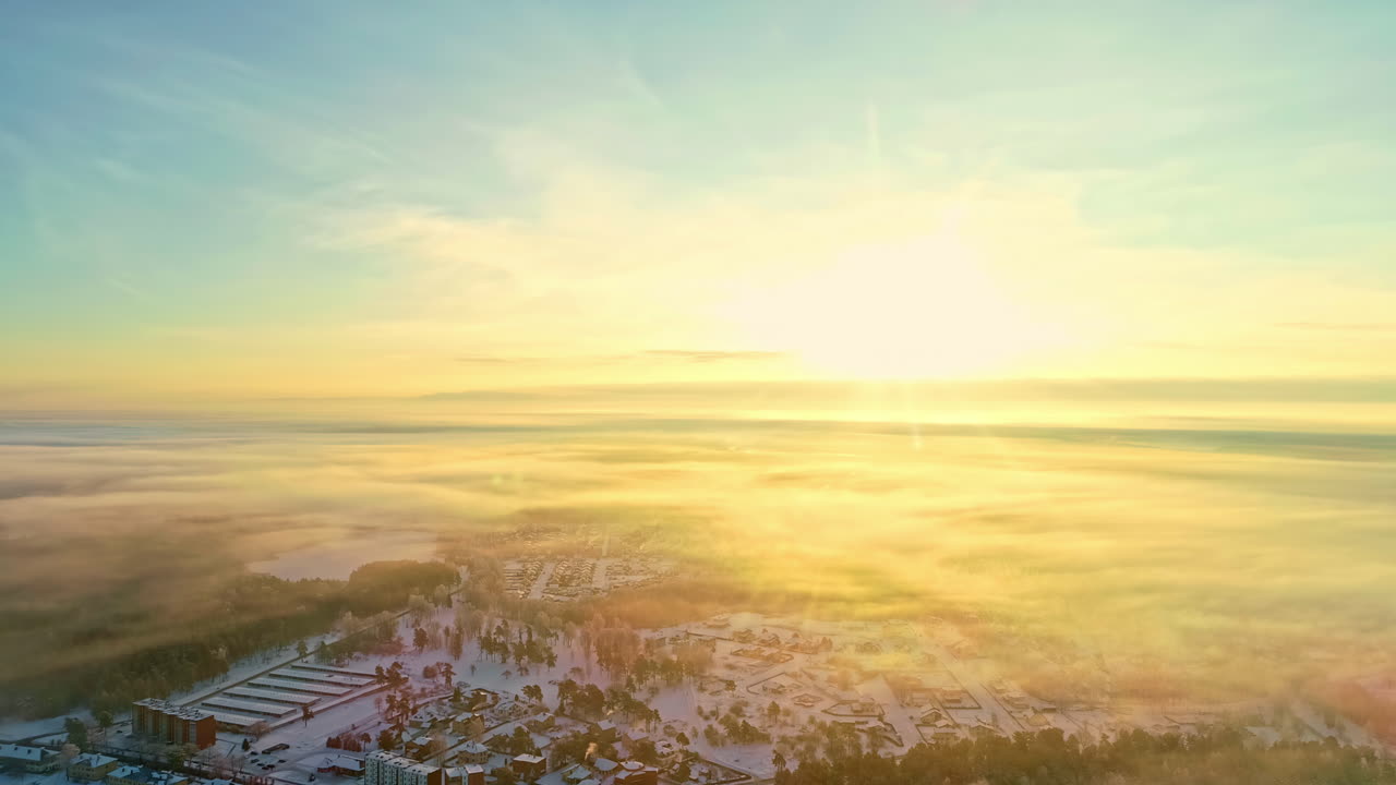 경치가 아름답고 활기찬 하늘이 밝고 겨울에 눈으로 인 시골 마을