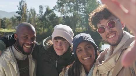 retrato, sonrisa y amigos en el campamento con selfie