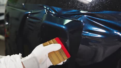 la aplicación de envoltura de vinilo a un coche