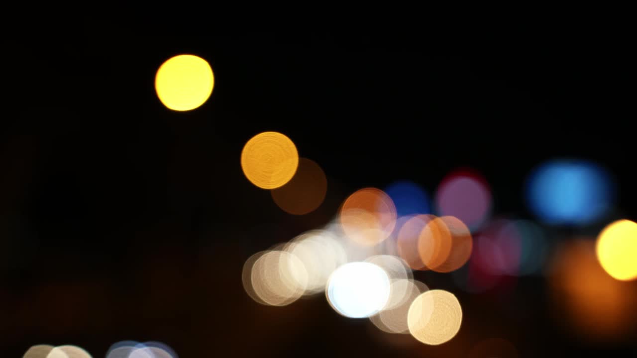 círculo borroso bokeh tráfico en la carretera por la noche