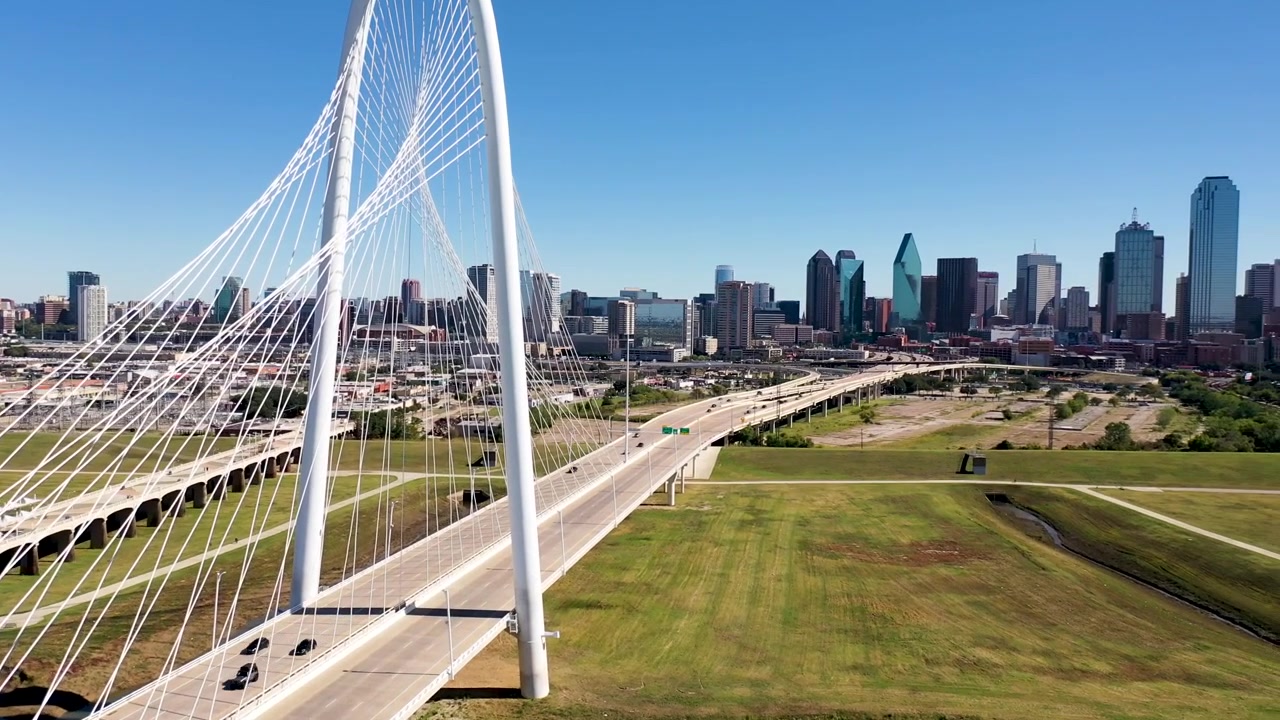 Dallas, Teksas - Ekim 2021: Dallas Şehir Manzarası ve Margaret Hunt Hill Köprüsü.