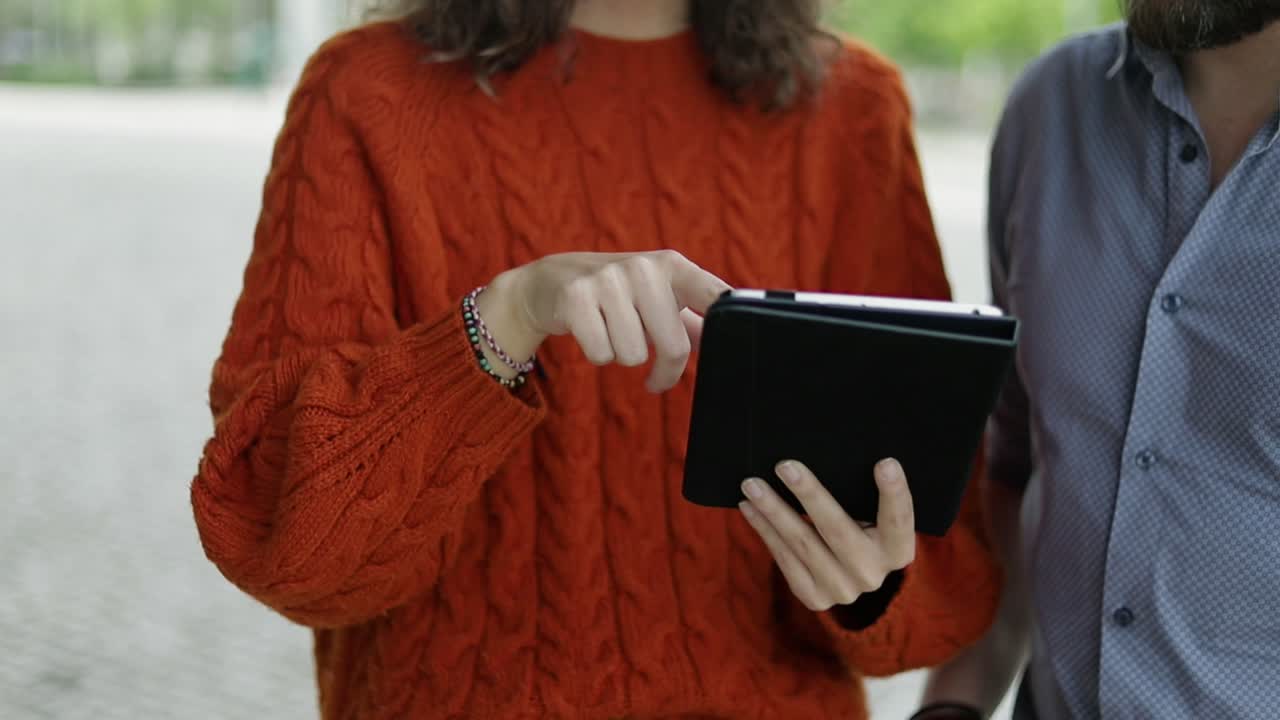 태블릿 pc 를 이용 한 동료 들 이 야외 에서 찍은 사진