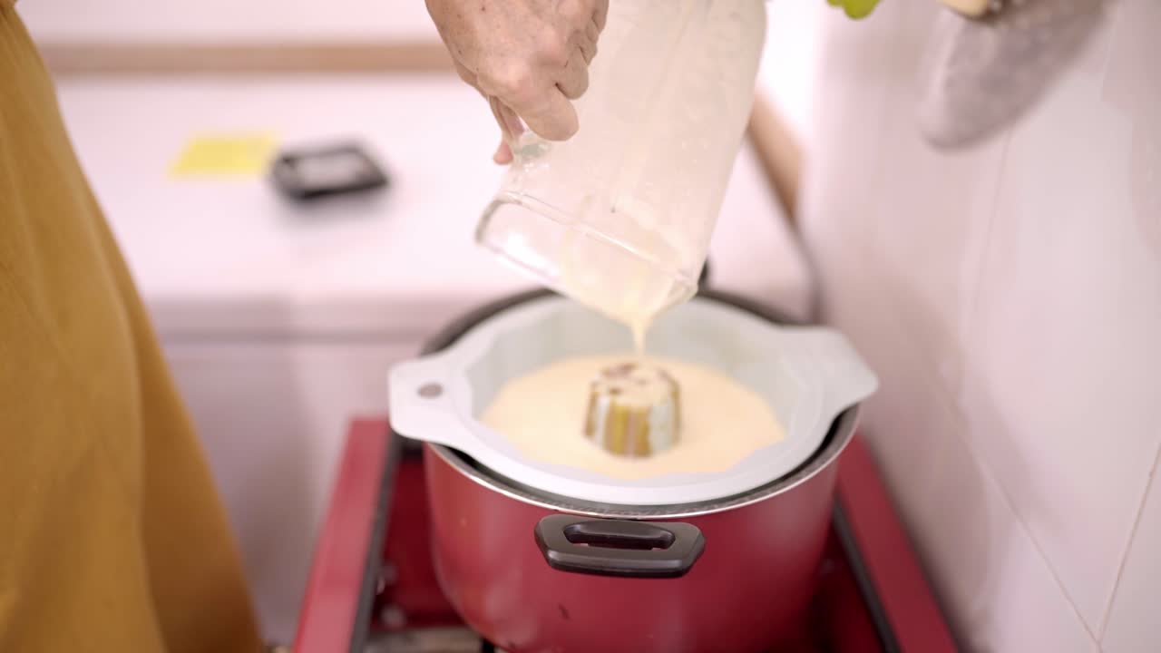 mujer de cultivo vertiendo masa en molde de pastel de silicona