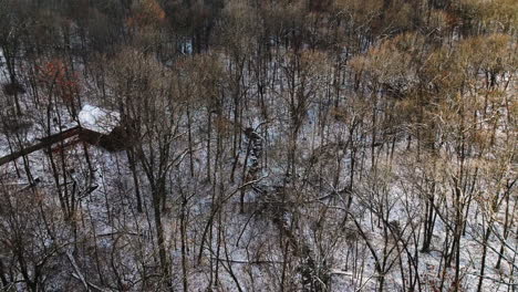 Mount-sequoyah,-arkansas-in-winter-with-bare-trees-dusted-in-snow,-aerial-view