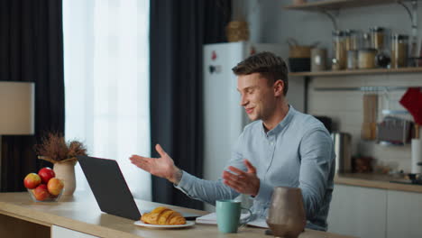 Student-Beendet-Trainings-Webinar-Mithilfe-Der-Webcam-Und-Macht-Sich-Notizen-In-Seinem-Notizbuch.