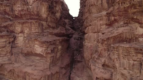 Atemberaubender-Felsiger-Canyon-In-Der-Arabischen-Wüste-Im-Nahen-Osten,-Luftaufnahme-Aus-Der-Drohne