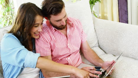 Frauen-Zeigen-Auf-Tablet-Computer