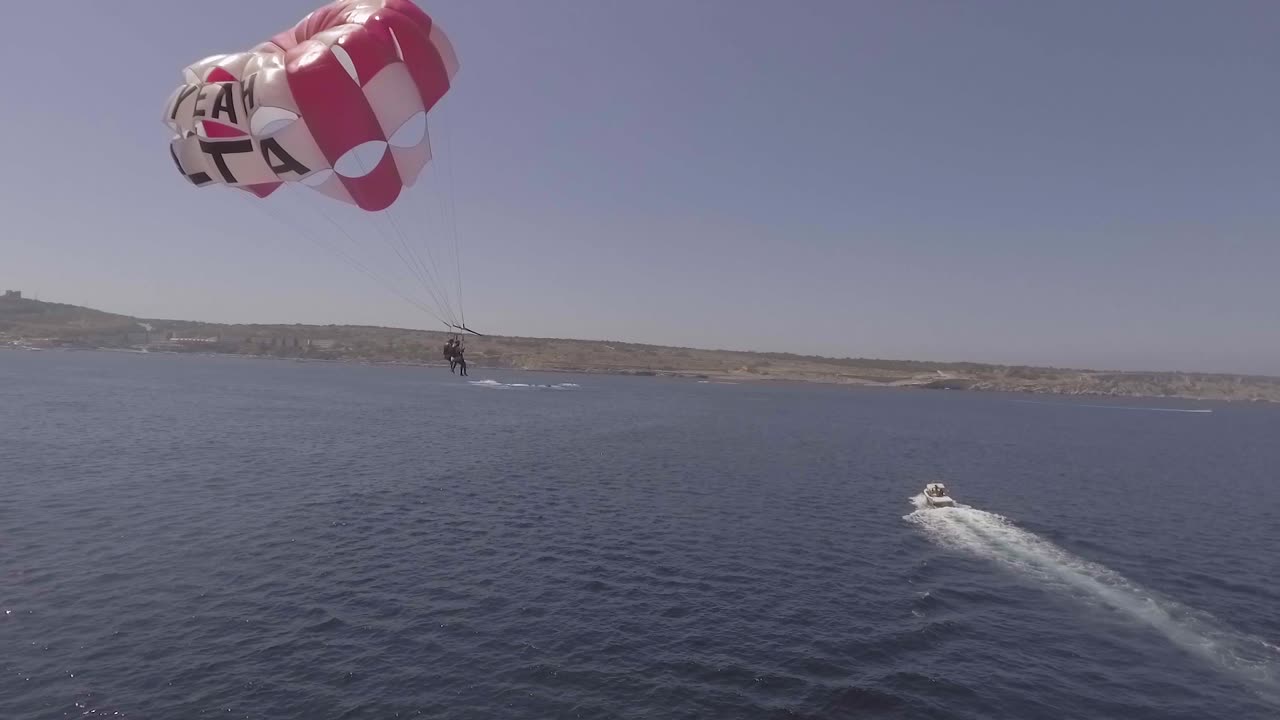buena antena sobre un barco de parapente en el océano en malta