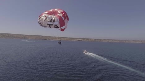 Buena-Antena-Sobre-Un-Barco-De-Parasailing-En-El-Océano-En-Malta