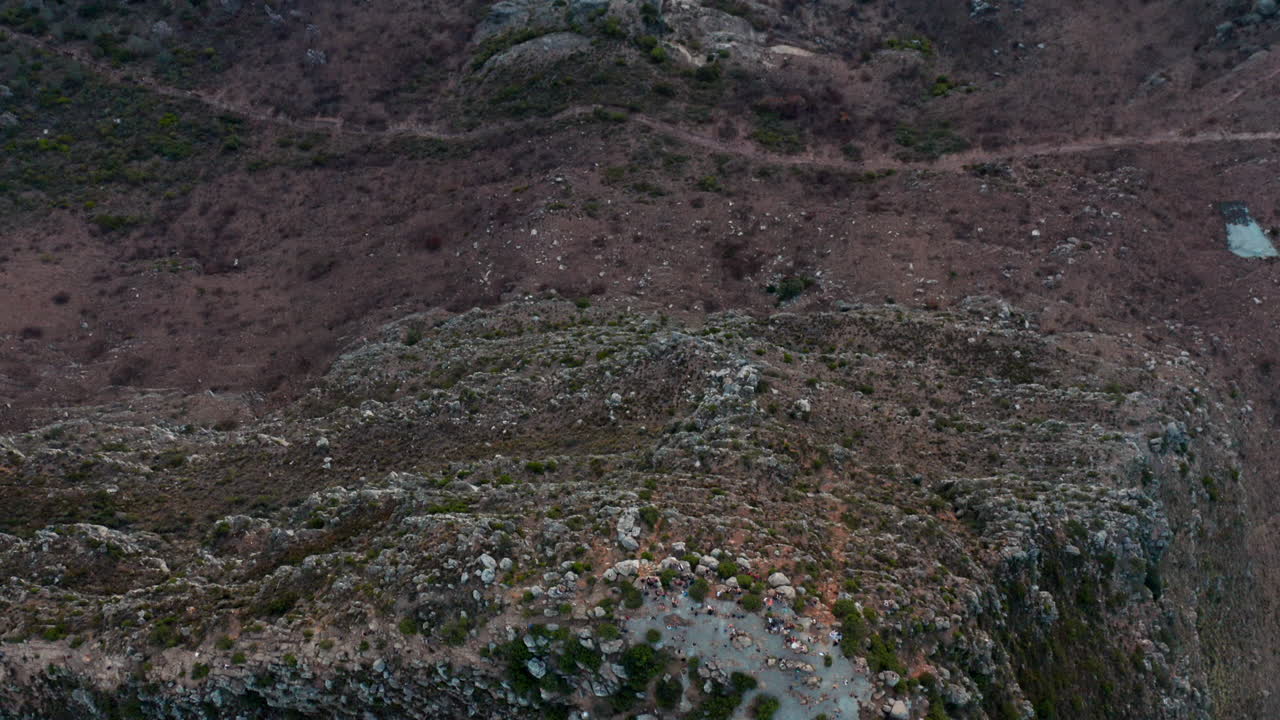 tiro de dron de la cabeza de león que revela la playa de clifton con puesta de sol en ciudad del cabo