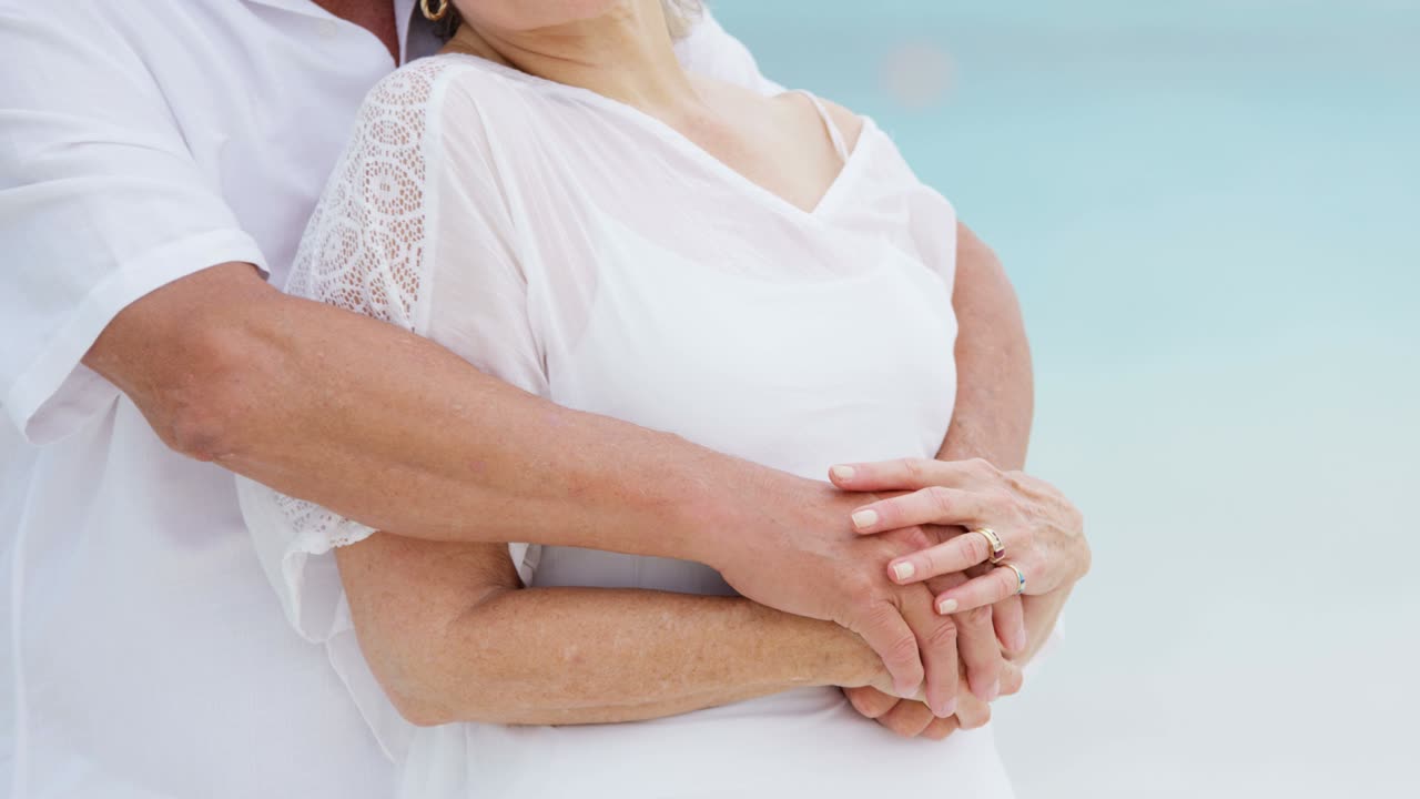 열대 해변 에서 미소 짓는 백인 부부 의 초상화