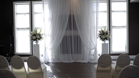 lugar de la ceremonia de la boda preparado para una hermosa boda moderna en stittsville, ontario en el próximo restaurante